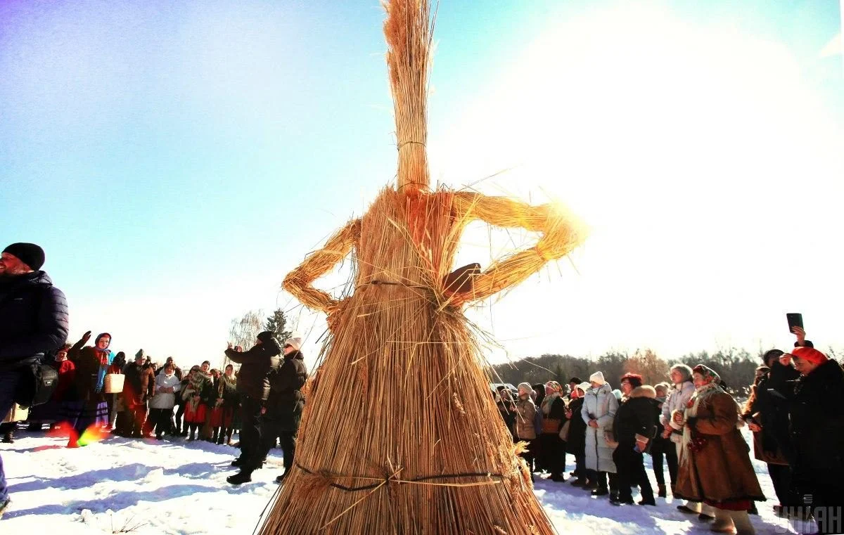 Вогняне очищення зими та танцювальні традиції: святкування Масниці у Пирогові 2026 (фоторепортаж) 8 Спалення символа зими і танці: як у Пирогові святкували Масницю 2026 (фоторепортаж)