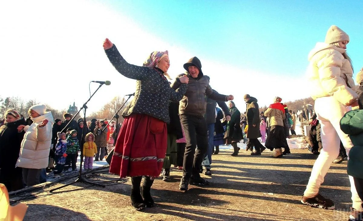 Вогняне очищення зими та танцювальні традиції: як у Пирогові відзначали Масницю 2026 (фоторепортаж) 7 Спалення символа зими і танці: як у Пирогові святкували Масницю 2026 (фоторепортаж)