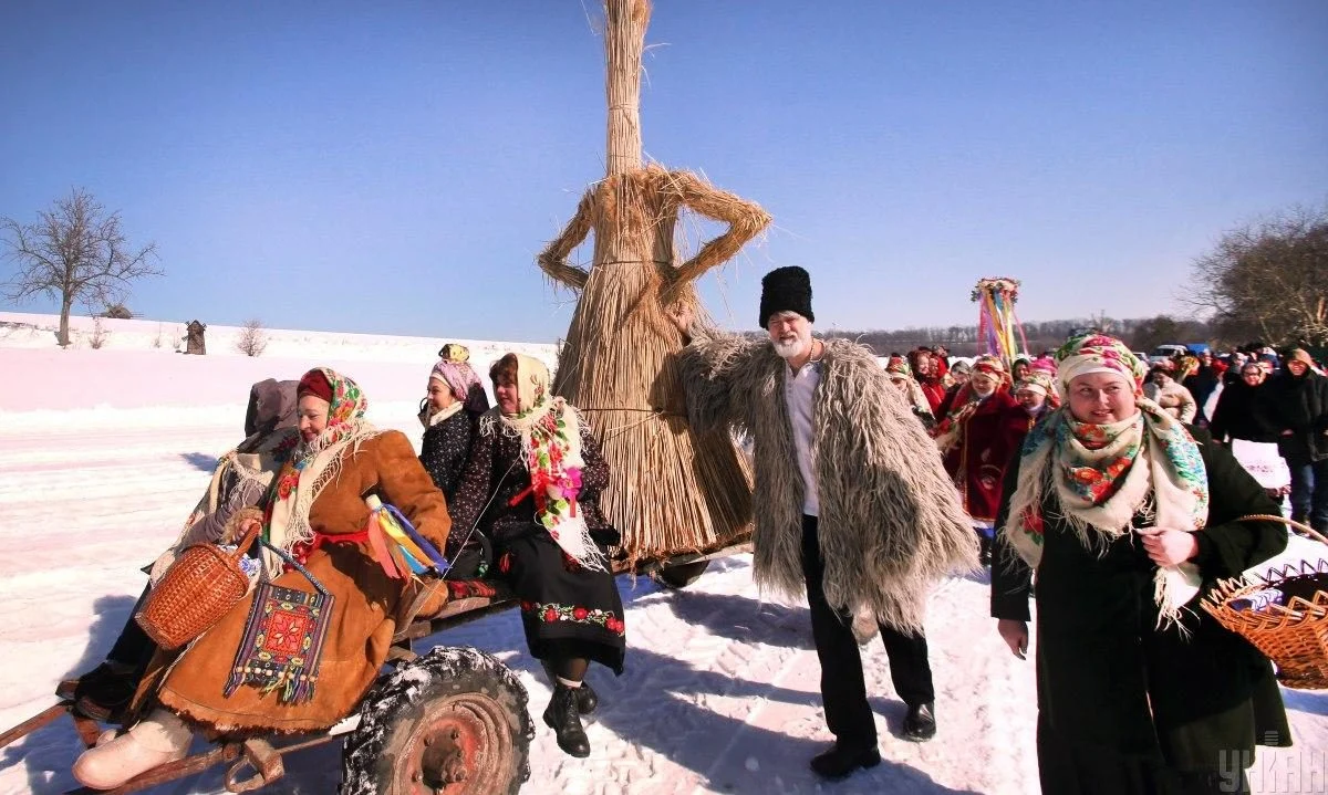 Вогняне очищення зими та танцювальні традиції: як у Пирогові відзначали Масницю 2026 (фоторепортаж) 3 Спалення символа зими і танці: як у Пирогові святкували Масницю 2026 (фоторепортаж)