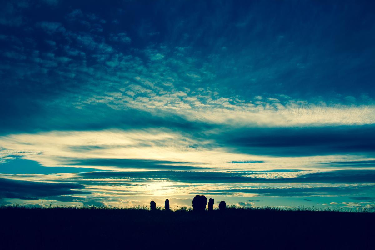 У Великій Британії розташоване вражаюче кам'яне село, де можна побачити аналог Стоунхенджу. 3 У Британії знаходиться неймовірне камʼяне село, в якому можна зустріти аналог Стоунгенджа