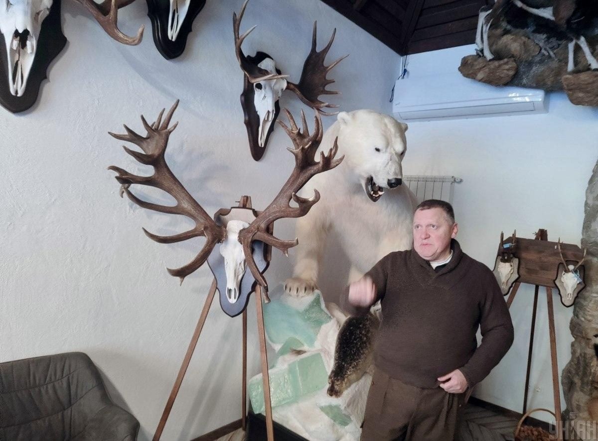 В екопарку під Києвом мешкає понад сотня оленів – чи можна до них наблизитися (фоторепортаж)