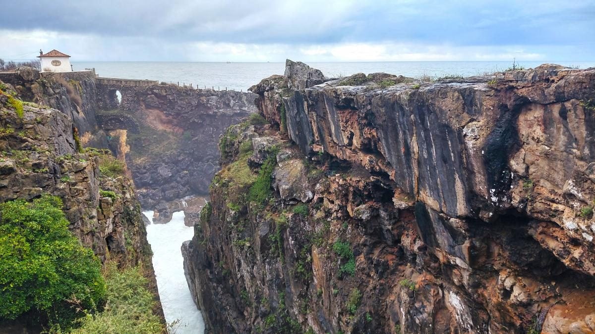 Кашкайш: затишний пляжний курорт в Португалії, де можна зазирнути в пащу Диявола