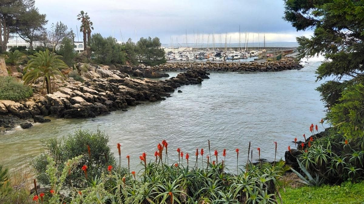 Кашкайш: затишний пляжний курорт в Португалії, де можна зазирнути в пащу Диявола