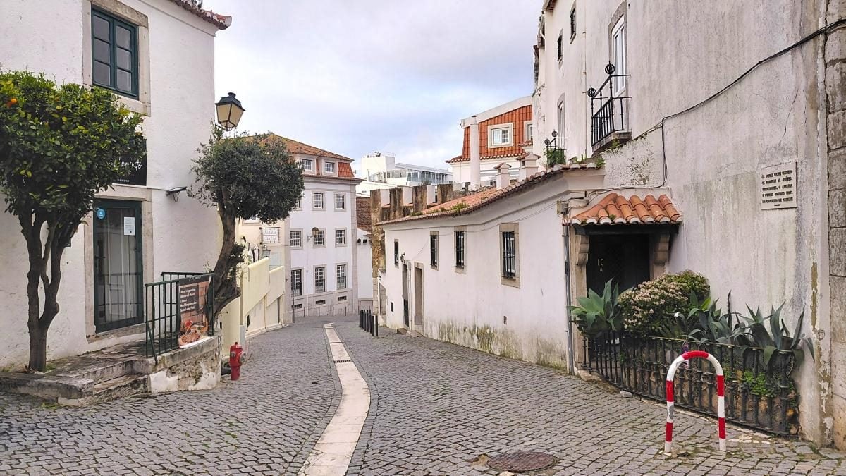 Кашкайш: затишний пляжний курорт в Португалії, де можна зазирнути в пащу Диявола