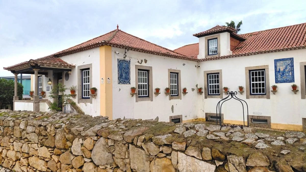 Кашкайш: затишний пляжний курорт в Португалії, де можна зазирнути в пащу Диявола