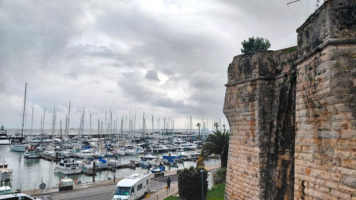 Кашкайш: затишний пляжний курорт в Португалії, де можна зазирнути в пащу Диявола