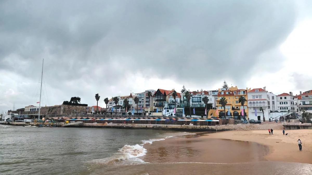 Кашкайш: затишний пляжний курорт в Португалії, де можна зазирнути в пащу Диявола