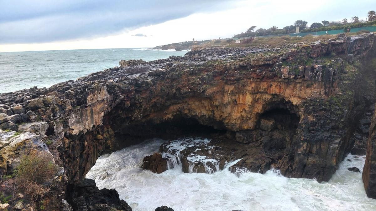 Кашкайш: затишний пляжний курорт в Португалії, де можна зазирнути в пащу Диявола