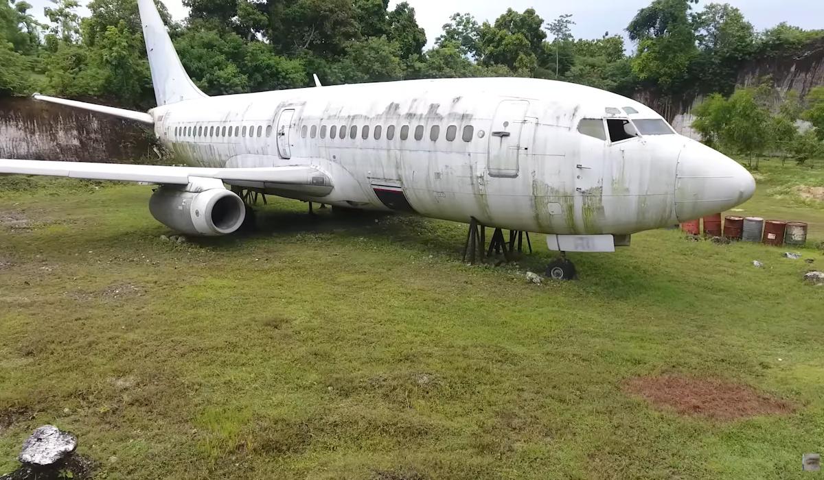 На Балі посеред лісу стоїть літак, і ніхто не знає, звідки він узявся