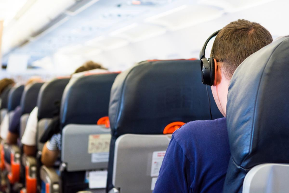 Пасажирів без навушників можуть висадити з літака: що відбувається
