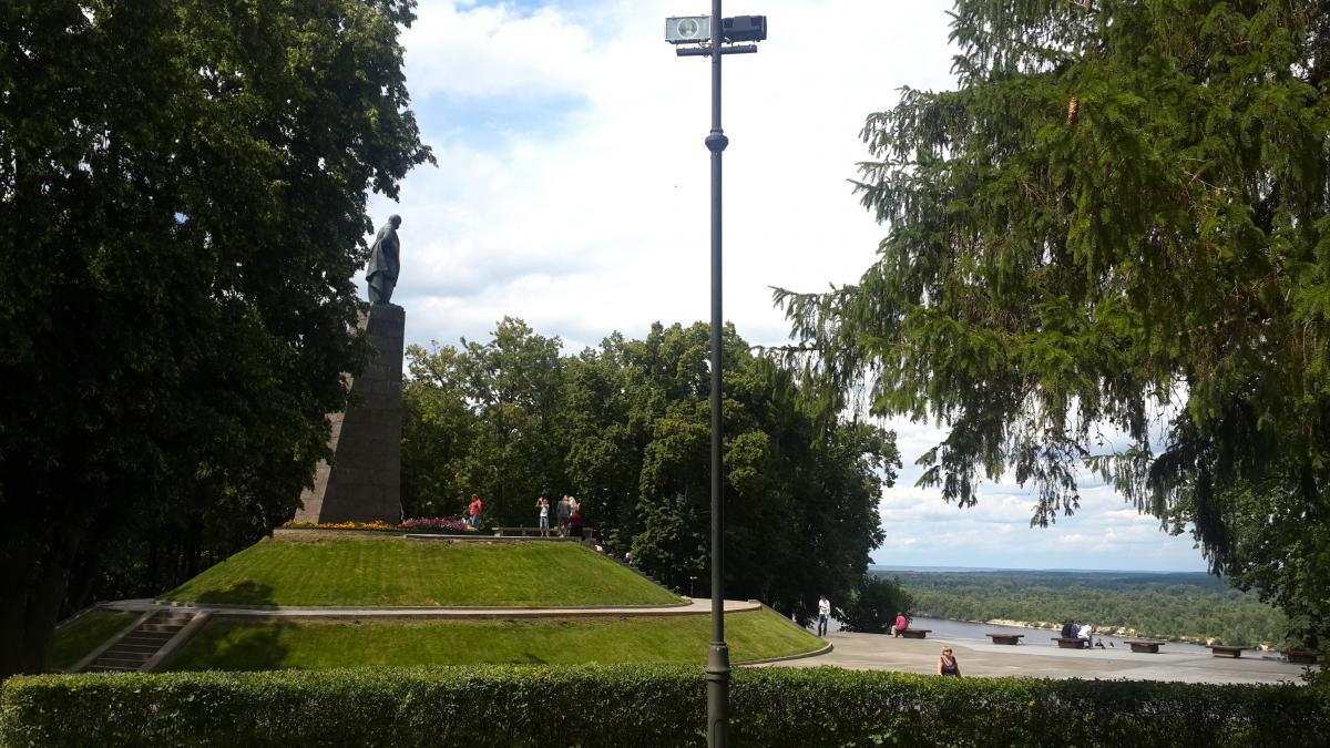 5 ідей для весняної подорожі на вихідні по Україні: від сакур до Шевченка