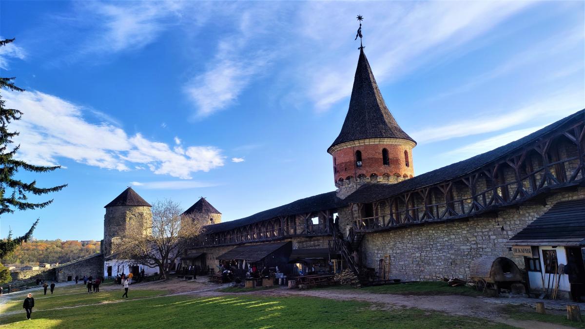 5 ідей для весняної подорожі на вихідні по Україні: від сакур до Шевченка