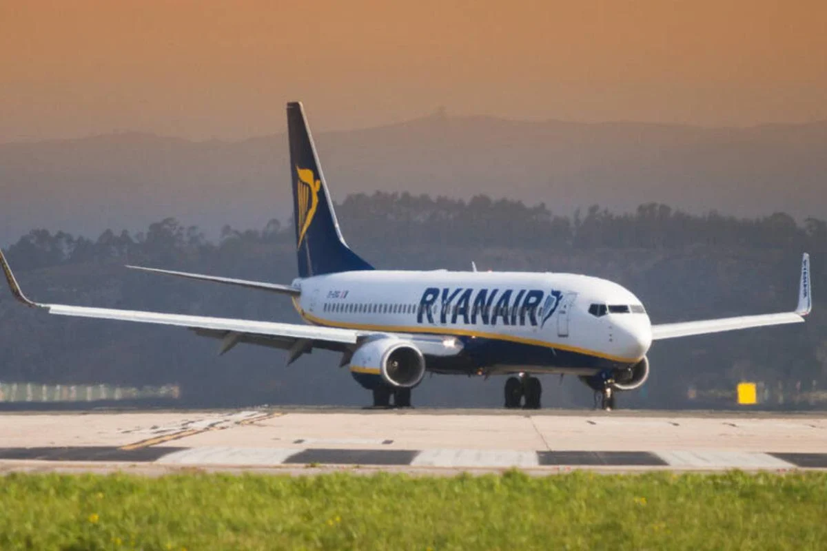 Хаос у небі: п'яний пасажир Ryanair ледь не зірвав посадку літака і потрапив до в'язниці