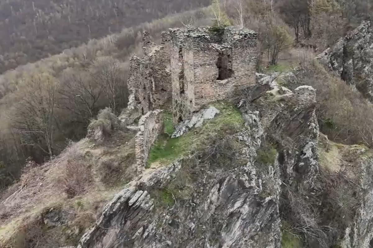 Притулок привидів та чаклунства: у Карпатах "ожила" легендарна фортеця XIV століття (фото)
