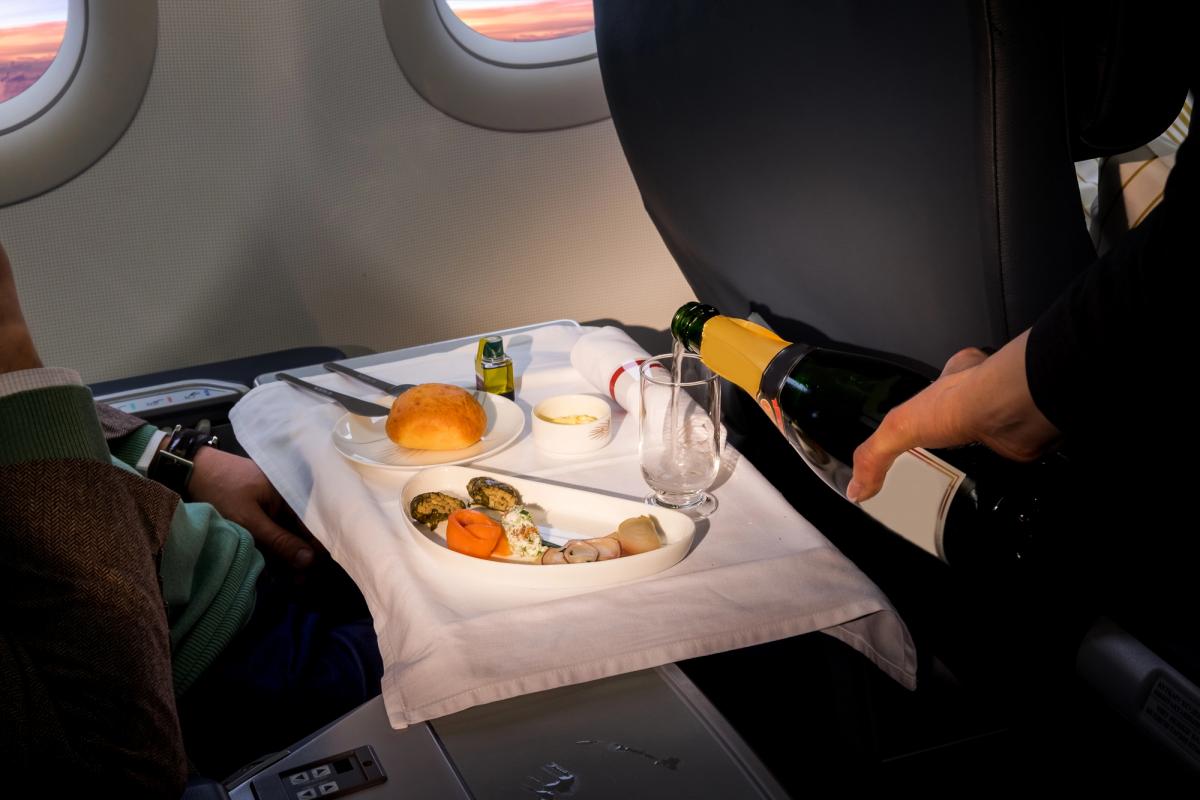 Стюардеса розповіла, який напій краще не замовляти під час польоту