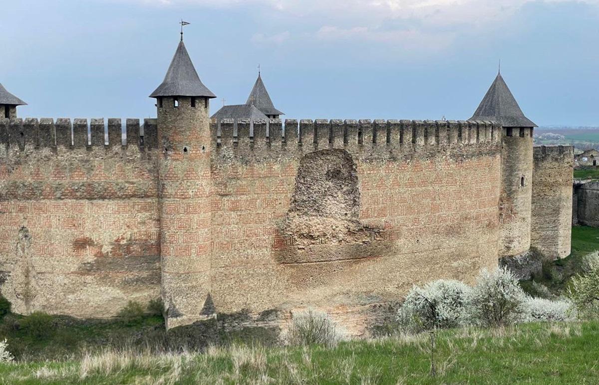 У Хотинській фортеці обвалилася одна зі стін (фото)