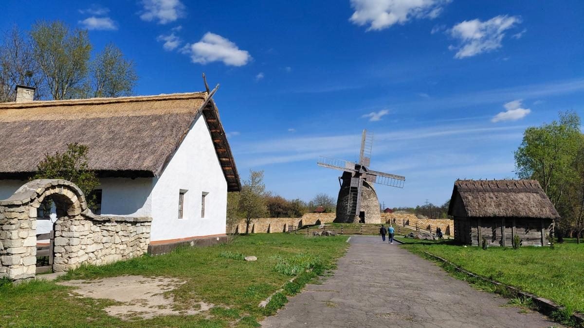Вишневий сад біля оселі: травень – найкращий період для відвідування музею в Пирогові (фоторепортаж) 6 Садок вишневий коло хати: травень – ідеальний час завітати до музею в Пирогові (фоторепортаж)