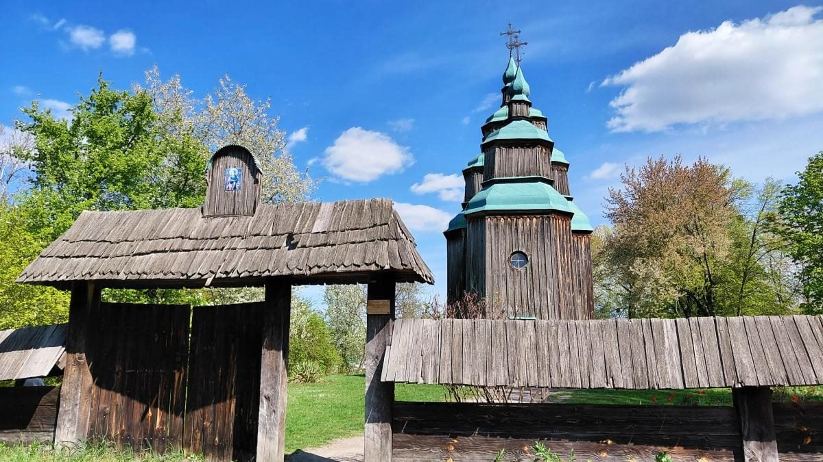 Вишневий сад біля оселі: травень – найкращий період для відвідування музею в Пирогові (фоторепортаж) 2 Садок вишневий коло хати: травень – ідеальний час завітати до музею в Пирогові (фоторепортаж)